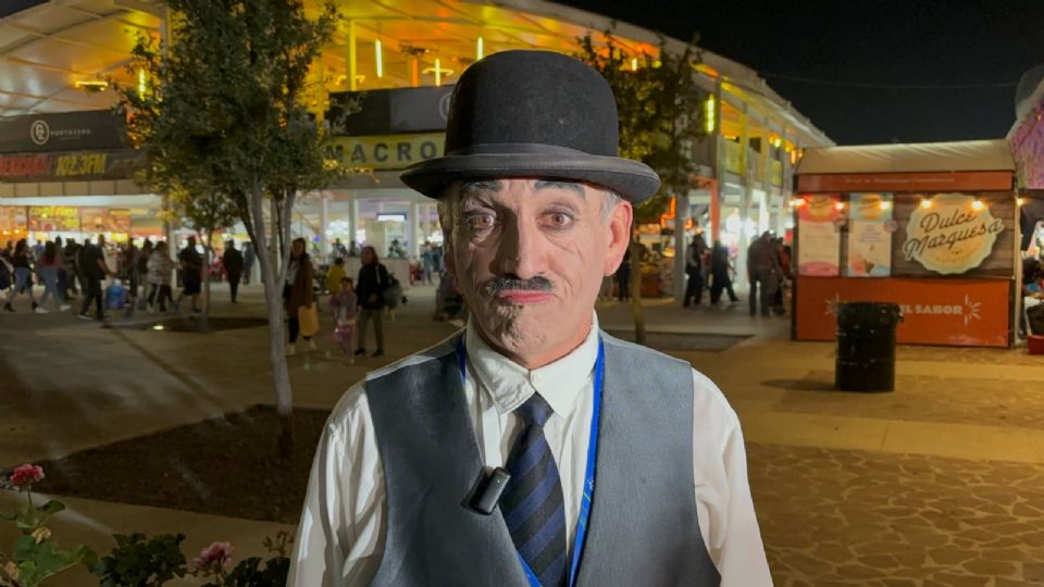 El personaje del mimo de la Feria, comenzó a interpretarse en parques temáticos allá por los años ochentas y noventas; entre los que destacan Reino Aventura (ahora Six Flags), Sisi en Acapulco y Selva Mágica en Guadalajara.