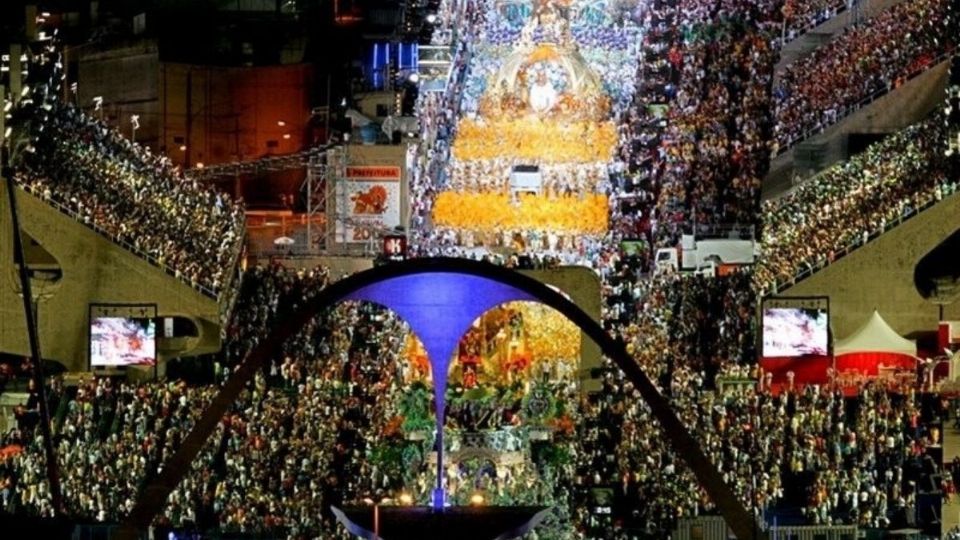 La construcción del Sambódromo de Río de Janeiro, arrancó en octubre de 1983 y culminó en un tiempo récord de apenas cuatro meses, justo para recibir el carnaval de 1984