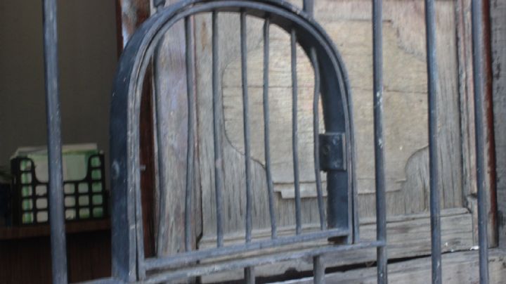 Ahí sigue la ventanilla de la tienda de raya en una Hacienda de Santa Ana del Conde