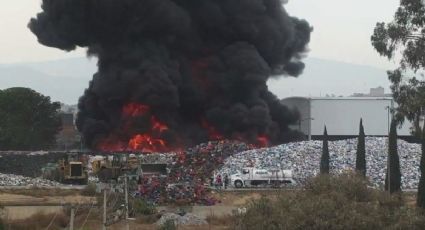 Edomex: Fuerte incendio "devora" planta recicladora; humo se ve desde la México-Puebla