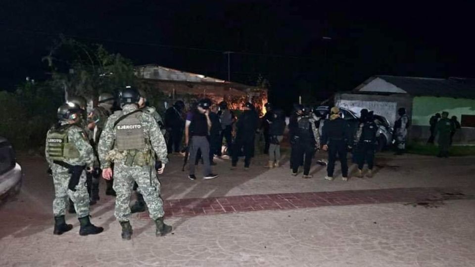 Un enfrentamiento entre el CJNG y el Cártel de Sinaloa, de unas 7 horas, habría dejado dos decenas de muertos; tras el enfrentamiento, cientos de familiares abandonaron sus viviendas