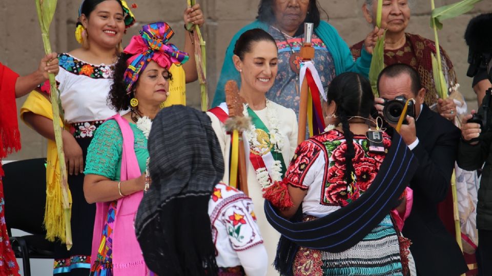 Tras recibir el bastón de mando la presidenta de México, la presidenta Claudia Sheinbaum, dio a conocer los 100 compromisos de cara al sexenio que va del periodo de 2024 al 2030, destacando un paquete de compromisos a favor de las mujeres.