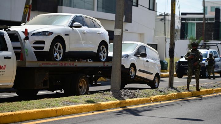 En operativo, decomisan dos camionetas cerca de departamento con arsenal en Boca del Río