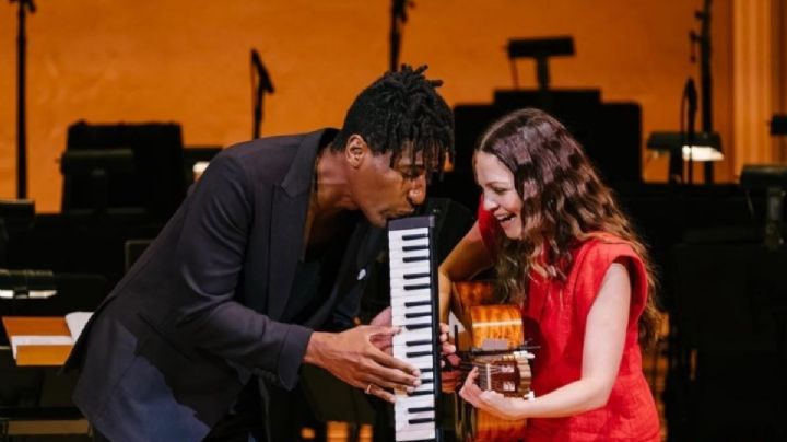 Natalia Lafourcade y Jon Batiste comparten escenario en concierto en Nueva York