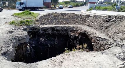 "Los coches caen en el socavón": vecinos de Ecatepec esperan solución tras un año