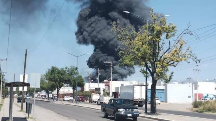 Así se vio desde varios puntos de León el incendio de una bodega cartonera