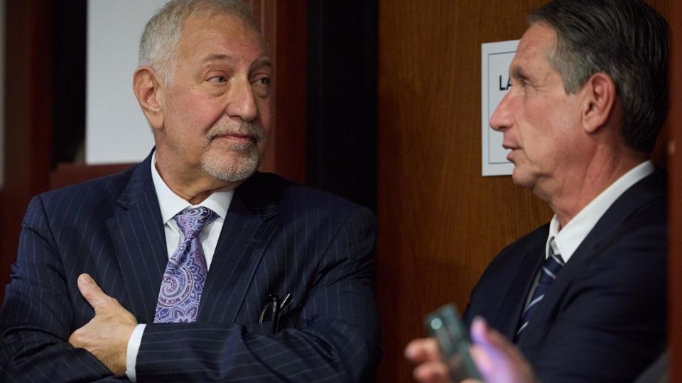 Mark Geragos, abogado defensor de los hermanos Menéndez, y Bryan Freedman, abogado de la familia extendida, hablan mientras el fiscal de distrito del condado de Los Ángeles, George Gascon, llega a una conferencia de prensa sobre Lyle y Erik Menéndez, quienes cumplen dos condenas consecutivas de cadena perpetua sin libertad condicional, en Los Ángeles, California.