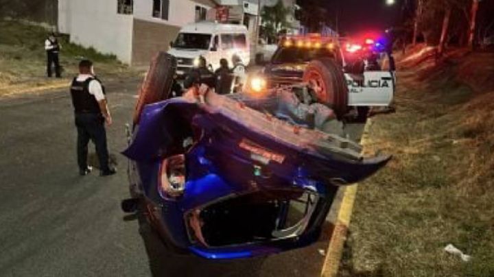 Camioneta choca auto y lo vuelca, conductora resulta lesionada, en Las Torres