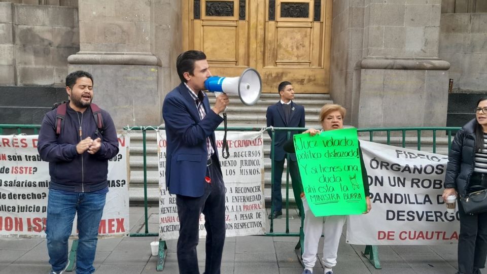 Los trabajadores del PJF protestaron porque policías de la Secretaría de Seguridad impidieron la protesta con contra de la reforma judicial en el autódromo Hermanos Rodríguez.