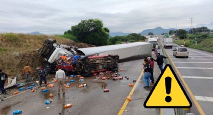 Autopista Córdoba - Veracruz cerrada por carambola y rapiña de refrescos hoy 3 de octubre