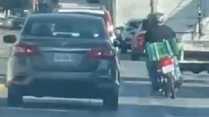 Motociclista y conductor “pelean” en el bulevar López Mateos; amagan con chocar