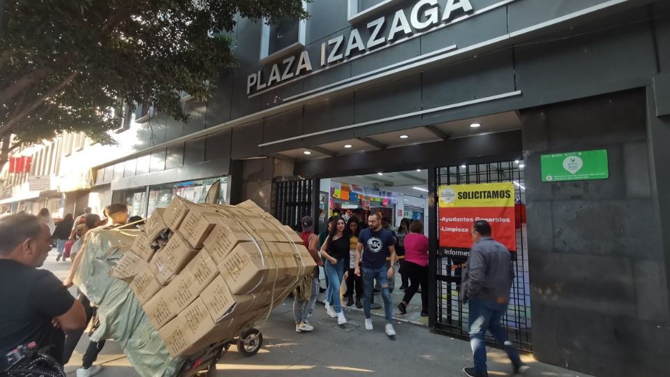 Plaza de comerciantes chinos en Izazaga opera con normalidad pese a 'clausura'