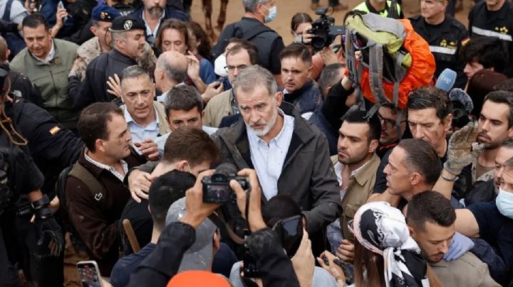 Rey de España justifica a damnificados; "hay que entender el enfado", dice