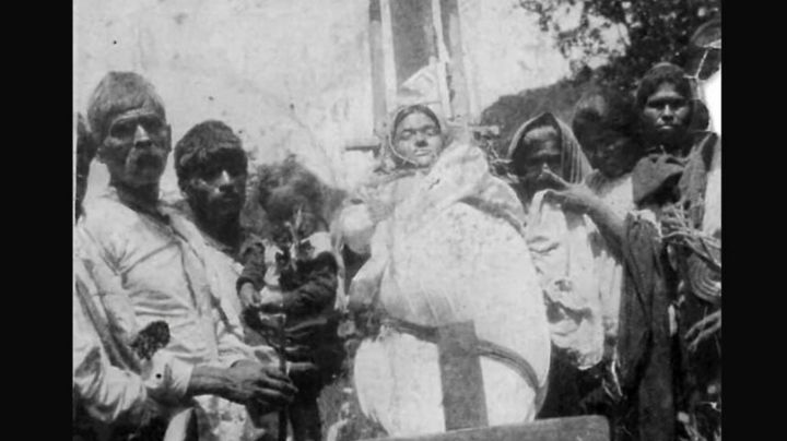 Así trasladaban a los muertos en montañas de Xichú: amarrados en camillas de palos