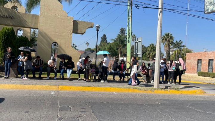 Una fila de hasta 200 metros para comprar los boletos del Palenque de la Feria de León