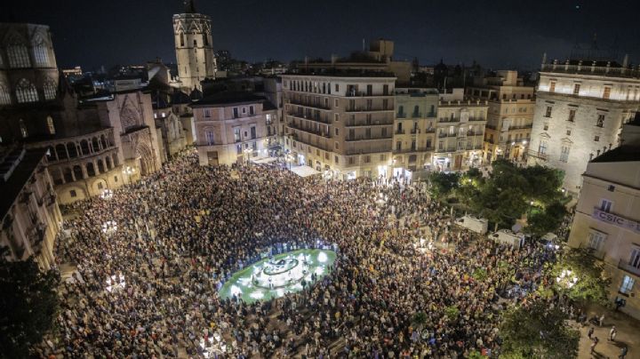 Valencianos llevan su rabia a las calles, acusan mala gestión de las autoridades ante la dana