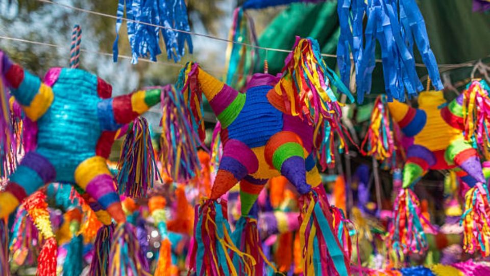 Existen dos historias del origen de las piñatas en México