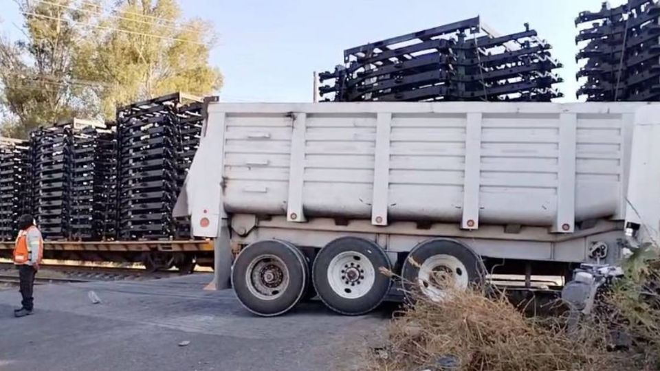 Tras el fuerte impacto el cuerpo del trailero quedó a unos 20 metros del tractocamión.