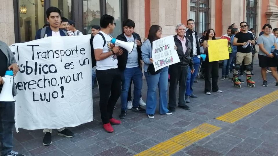 Universitarios marcharon del Arco de la Calzada hacia la Presidencia Municipal contra el aumento de pasaje.