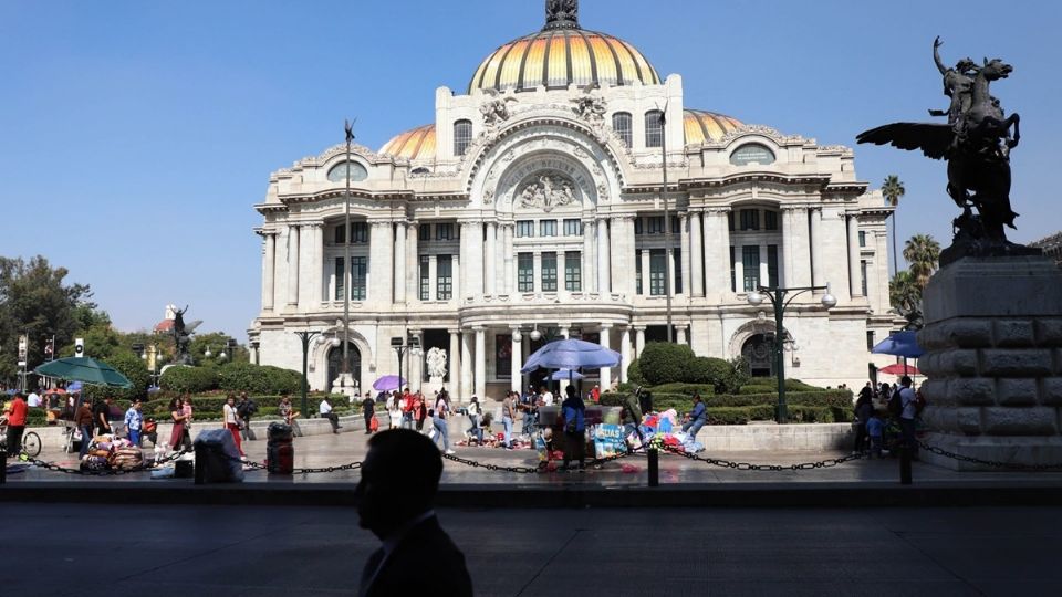 Comercio informal frente a Bellas Artes, en el Centro Histórico