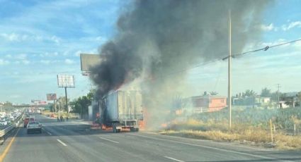 Trailero muere calcinado en la carretera León - Silao; tráfico colapsa la zona