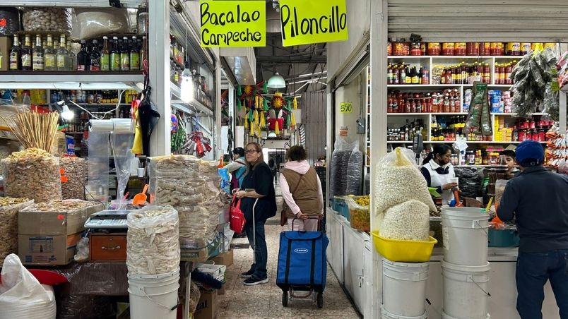 Recorrido de La Silla Rota por el mercado Martínez de la Torre, en la colonia Guerrero, CDMX