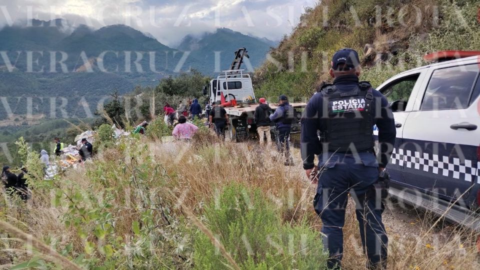 Identifican víctimas de accidente en Cumbres de Maltrata; tráiler cayó a barranco