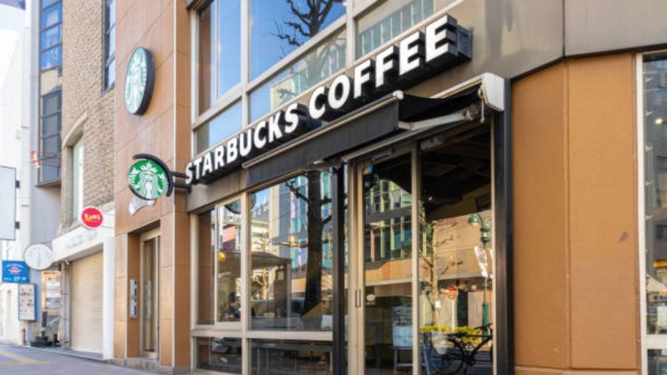 Esta cafetería es famosa por permitir a los clientes personalizar sus bebidas con diferentes tipos de leche, endulzantes, tamaños y sabore