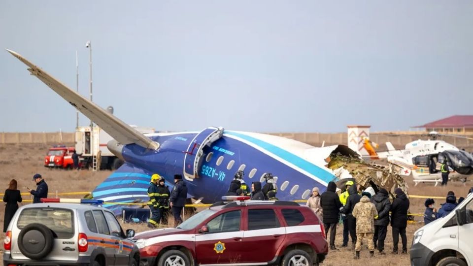 ¿Rusia derribó el avión que se estrelló en Kazajistán? Esto sabemos