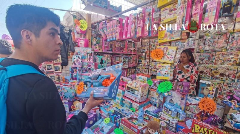 Ante la próxima llegada de Los Reyes Magos, miles de capitalinos abarrotan ya las calles del Centro Histórico en donde La Silla Rota hizo un recorrido para saber las tendencias en juguetes.