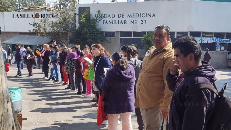 Filas en clínica del IMSS para surtir recetas médicas