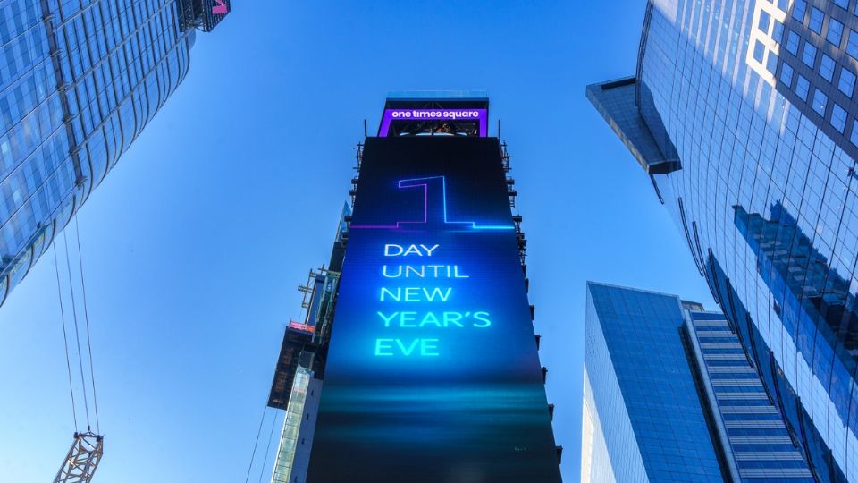 Fotografía cedida por la alcaldía de Nueva York durante de un aviso durante el anuncio del plan de seguridad en la víspera de Año Nuevo este lunes, en Nueva York