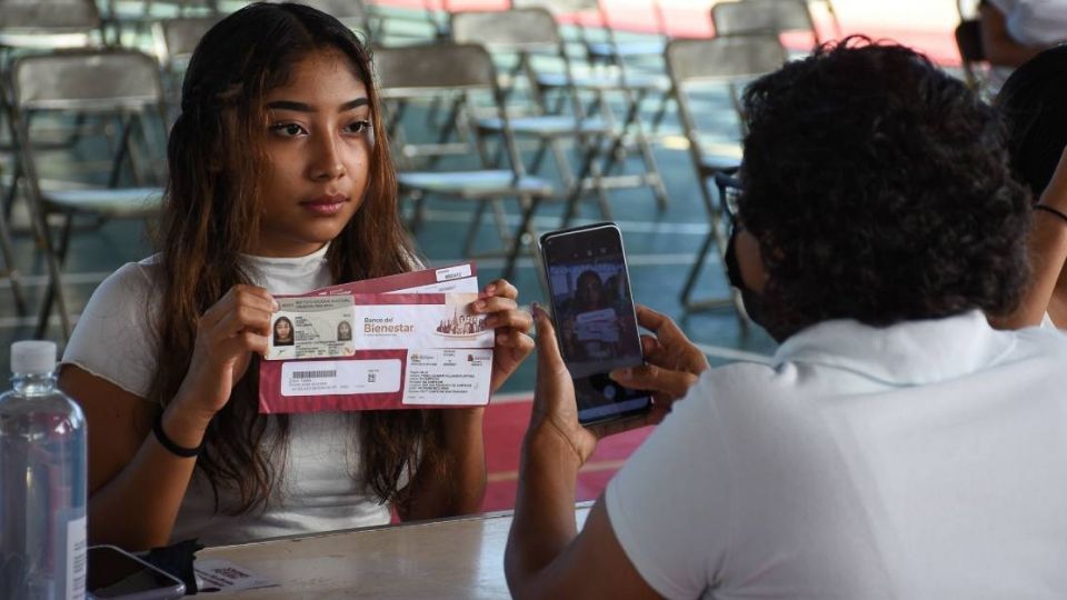 La Beca Rita Cetina se otorgará en un inicio a estudiantes de secundaria.