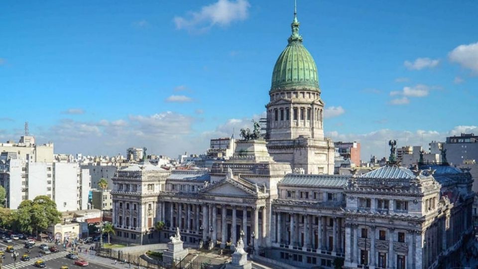 De acuerdo con medios internacionales, diputados opositores de Argentina abandonaron el recinto de la Cámara Baja ante la represión a manifestantes a las puertas del Congreso