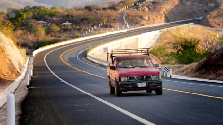 AMLO da nuevo regalazo a militares: mantenimiento carretero; empresarios fustigan plan