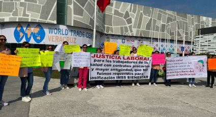 Trabajadores de Salud protestan en el WTC de Boca del Río; siguen sin obtener la base