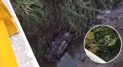 Cae de puente camioneta con familia, muere conductor