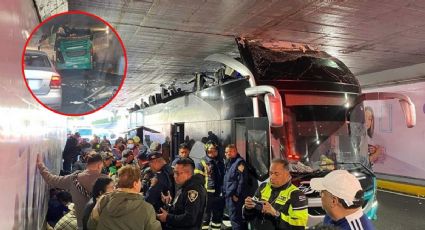 Autobús pierde segundo piso al quedarse "atorado" en Viaducto | VIDEO