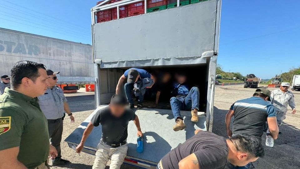 Con rayos x detectan a 64 migrantes dentro de camioneta en carretera de Veracruz
