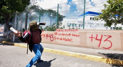 Normalistas atacan con bombas molotov y petardos Fiscalía de Guerrero tras falsa fuga de policía