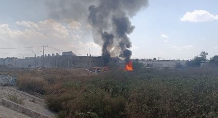 Fuerte incendio en Iztapalapa consume refugio de personas en situación de calle