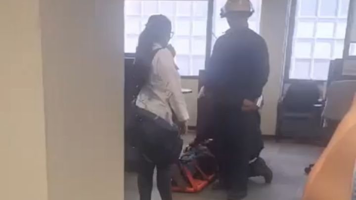 Por falla en elevadores de Torre de Pemex, bajan a trabajador enfermo por las escaleras