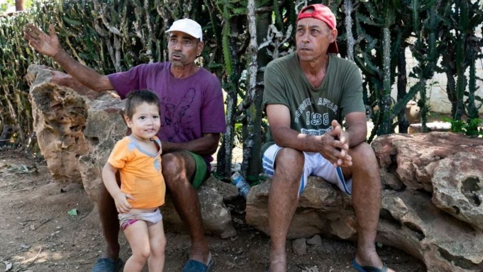 Dos hombres relatan a la agencia informativa EFE cómo viven en medio de los constantes apagones, en una humilde barriada de chabolas junto a la localidad de Santa Marta el 12 de marzo de 2024, en la provincia de Matanzas, Cuba.