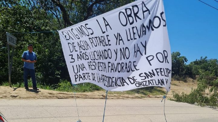 Con bloqueo, exigen agua potable en San Felipe Orizatlán