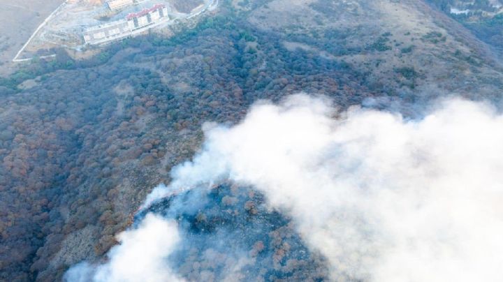 Incendio en Cerro de la Biznaga en Atizapán; desalojan plazas y viviendas