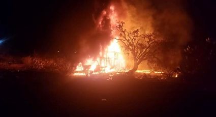 Se incendian camionetas con huachicol en Nopala, cerca de toma clandestina