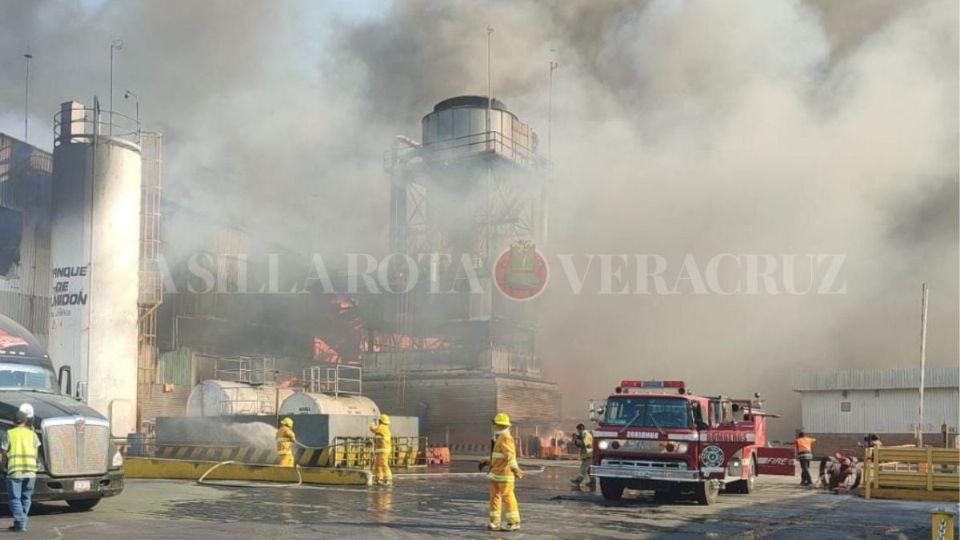 Tras 24 horas, siguen labores por incendio en empresa International Peper de Ixtaczoquitlán