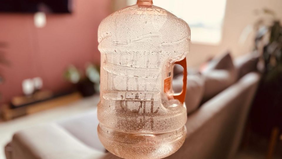 El garrafón, que suele ser de 20 litros, es el formato de mayor compra de agua embotellada entre los hogares mexicanos.