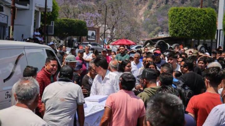 “Qué no quede impune su muerte”: familiares y amigos despiden a Camila en Taxco
