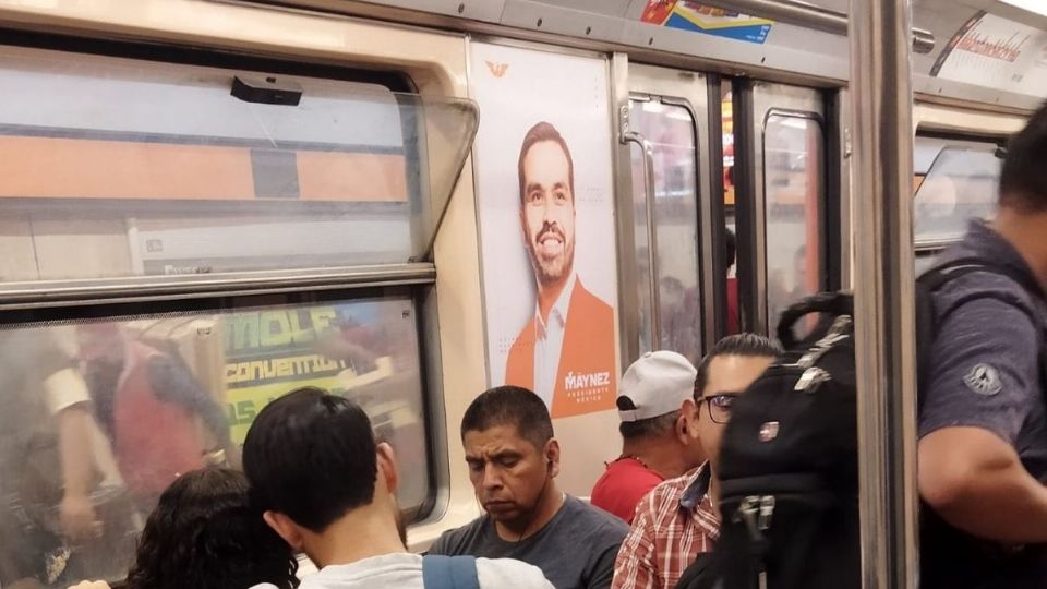 Álvarez Máynez y García Harfuch se hacen propaganda en el Metro de la CDMX